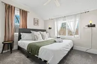 Royal Blue Haven ~ Walk Downtown Royal Oak, Game Room, Jetted Tub, Clean + Cozy