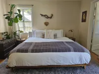 Woodland Hills Cottage on beautiful 1/4 acre property