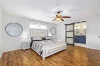 Newly remodeled 5BR 3BA w/pool up to 16 ppl