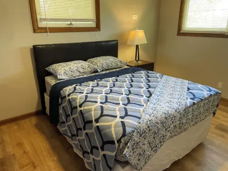 Charming remodeled 2-bedroom furnished home in safe, delightful Menomonee Falls Отели рядом с достопримечательностью «Парк Виллидж»