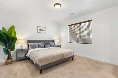 Hot Tub, BBQ Grill, Game Rm & String-Lit Patio @4BR Boho Pines Haven in FLG