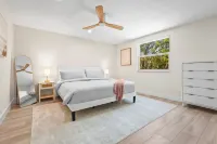 Coastal Hideaway: 2/1 guest house close to UTC! Các khách sạn ở Sarasota County