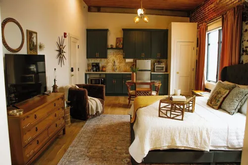 The 1935 Historical Alexander Hotel/ The Chassedi Suite