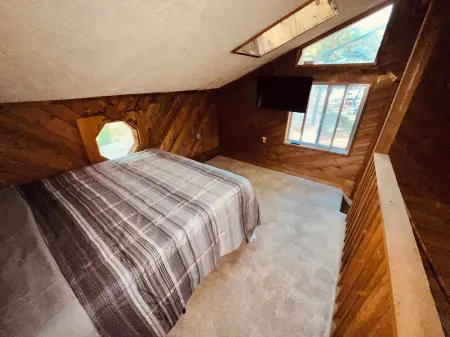 Charming 2-bedroom cottage in welcoming Houghton Lake with Hot Tub, AC, WiFi