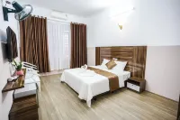 Phu Quy Hotel Near Dong Kinh Market Отели в г. 