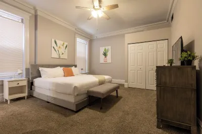 Spacious 5BR Retreat in Charming Central West End Отели рядом с достопримечательностью «Парк Форест»