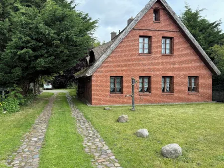 Romantic country house with thatched roof and park-like garden + free laundry package.
