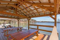 Spacious 5-bedroom 3.5 bath log cabin with amazing Lake views and hot tub!