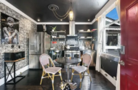 Downtown Walkable 1-bedroom Couples Retreat With Large Soaking Tub