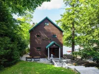 Maple Cove Lodge on Lake Sebago Waterfront! Hotels in Casco