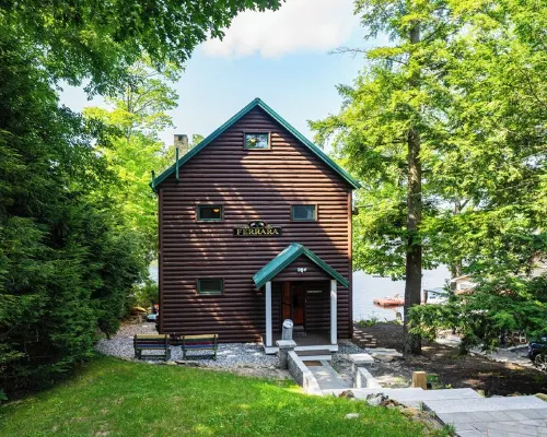 Maple Cove Lodge on Lake Sebago Waterfront! Hotels in Casco