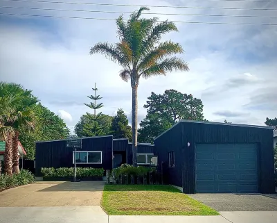 Luxury Home with pool/spa; close to beach/ 4 bedroom/ 2 bath. On golf course. Hotels near Whangamata Beach