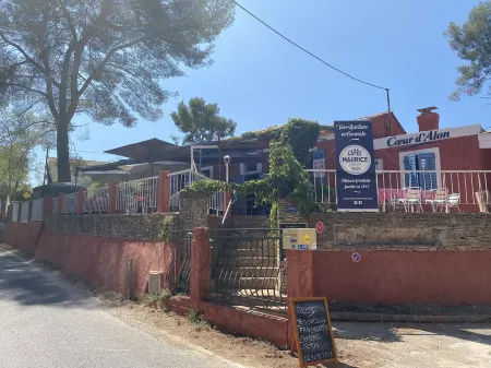 Small house with pedestrian access to Port d'Alon cove (St Cyr sur Mer)