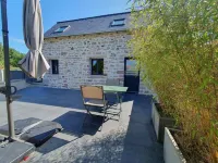 SMALL ROSES SANDSTONE HOUSE NEAR THE BEACHES