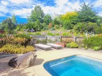 Golden Hills Farm Cottage, Stunning Views and a Swimming Pool - piscine