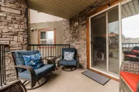 Cozy condo beside lake with mountain view / 2bd 2bth + Den