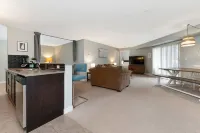 Cozy condo beside lake with mountain view / 2bd 2bth + Den