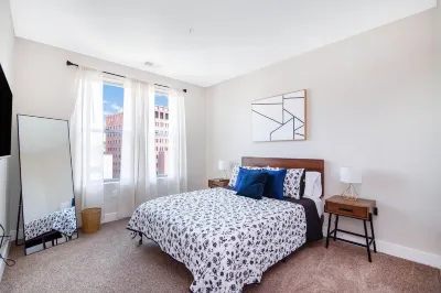 Lavish 1 bed Apt + Rooftop & Gym - Downtown Stamford โรงแรมใน