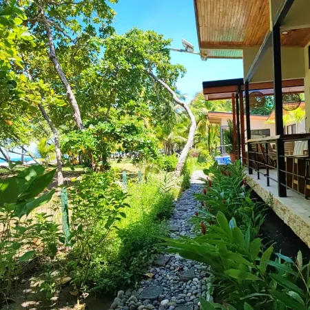 Beachfrontgem-March 22-27, April Discounts Perfect for Large Families, Retreats Отели в г. Савегре