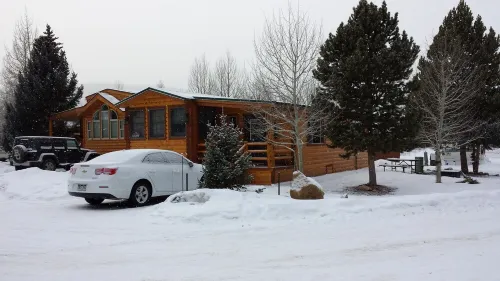 SPACIOUS CORNER LOT!  Mountain Chalet Located In Beautiful Tiger Run RV Resort.