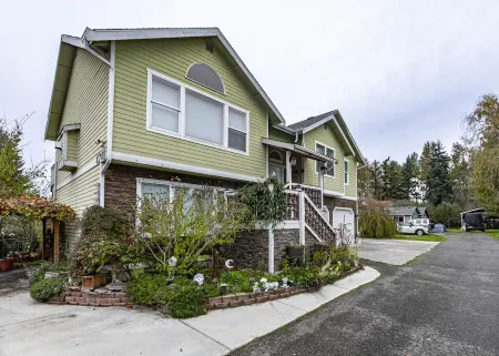 Gorgeous, spacious 2 floor home 3.5 miles from Airport