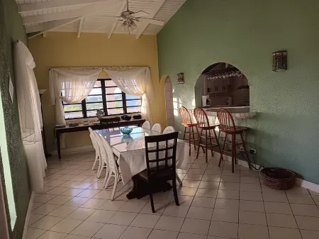 4Br, 5Bath, 5 Minutes dr to Beach AC Home