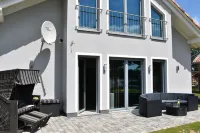 Luxury lake domicile with sauna, fireplace and boat - 130m² Hotels in Krakow am See