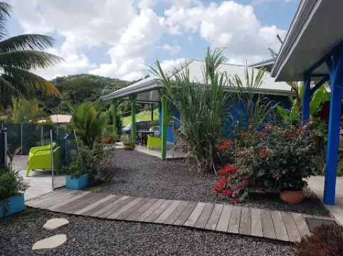 Villa F3 in the heart of the island, with swimming pool and Creole garden