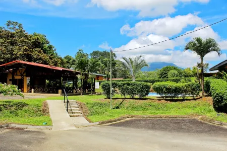 Luxury Retreat with Private Jacuzzi & High-Speed WiFi in La Fortuna!