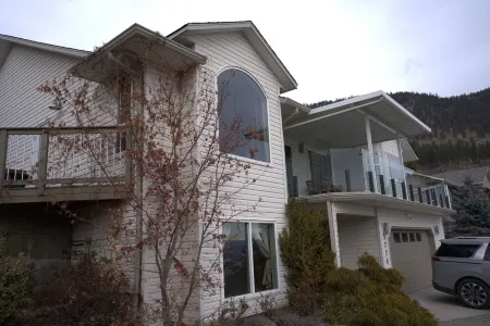 Lake View House In Peachland