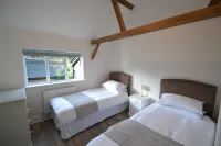 3 bed converted chapel with lake view Hotels in Horsham