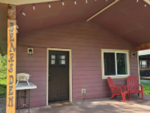 Themed Bear's Den Cabin__nestled in the pines minutes outside of Glacier Park. Hotels in Coram