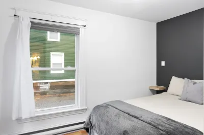 Studio 3 ~ 1 BDRM Apartment, w/ Lounge Area Hotels in 