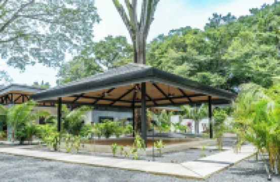 New Luxury Villa in central Guiones - walk to the beach, large pool & parking