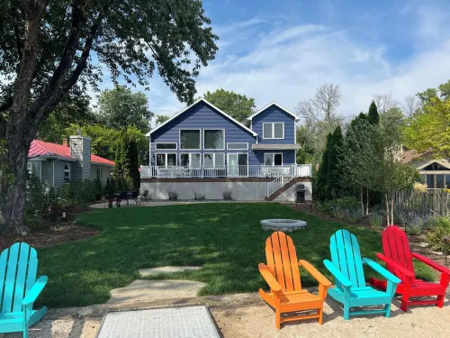 Lovely Lake Winnebago beachfront home, EAA, Packers, water activities, skiing