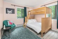 Eclectic Family Poconos Escape! Firepit, 2 Pools, Lake, Near Woodloch & Rafting! Hotels in Lackawaxen Township