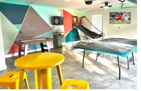 Awesome Game Room! Near Beach & Historic District! Sleeps 10! Pet friendly!