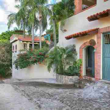 Large 1&2/BD Private Villas, Ocean Views, Lovely Pool, Ideal Location Hotel Exterior