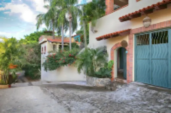 Large 1&2/BD Private Villas, Ocean Views, Lovely Pool, Ideal Location Отели в г. 