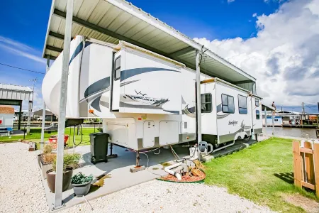 (RV1) Paradise in Sargent, Texas. Saltwater canal, minutes to the ICW and beach.