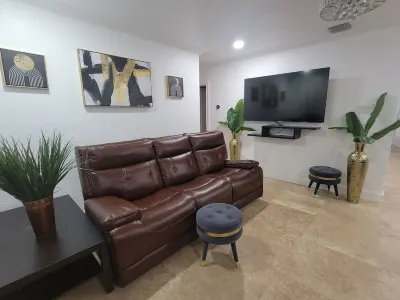 Beautiful Gem near the beach and parks with private pool Hotels near Central Broward Park & Broward County Stadium