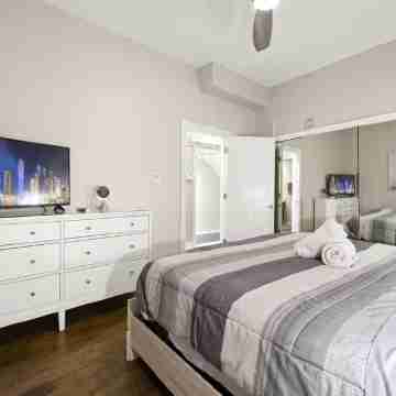 LUXURIOUS LINCOLN PARK Home w/ Rooftop +parking Rooms