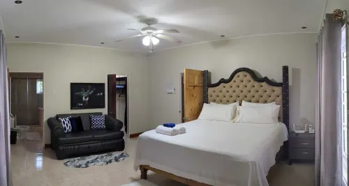 St. Thomas Oasis is a charming 3-bedroom house with WiFi and AC in St. Thomas. Hotels in Lyssons