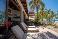 Amazing BeachFront, 3BR and 3.5BA, AC, great surfing! Free Parking