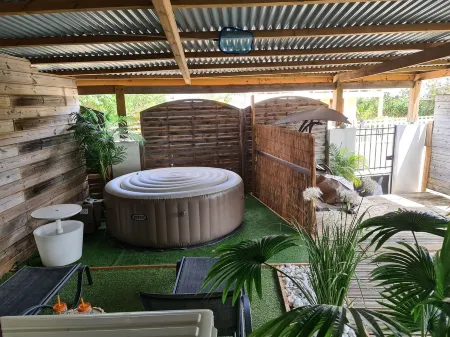 Beautiful F2, jaccuzi, near beach (5mn walk)