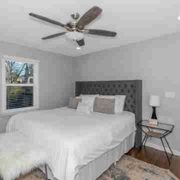 This house is a 3 bedrooms, 2 bathrooms, located in Atlanta, GA. Rooms