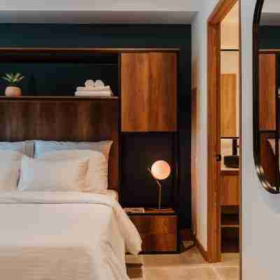 401 - Private Rooftop hot tub & Bbq 2BR Steps from Your Bed Rooms