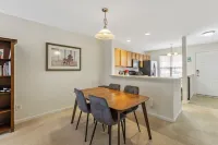 Spacious 2 bedrooms townhouse by the Greenway/ Pool access