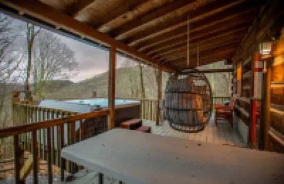 Serene Mtn cabin, views, hot tub, skiing, hiking, close to Asheville