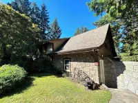 Cozy Detached Private 1 BR Carriage House in Comox Hotel in zona Mushroom Beach